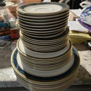 61 piece 1990 Royal Doulton Biltmore England Fine Bone China